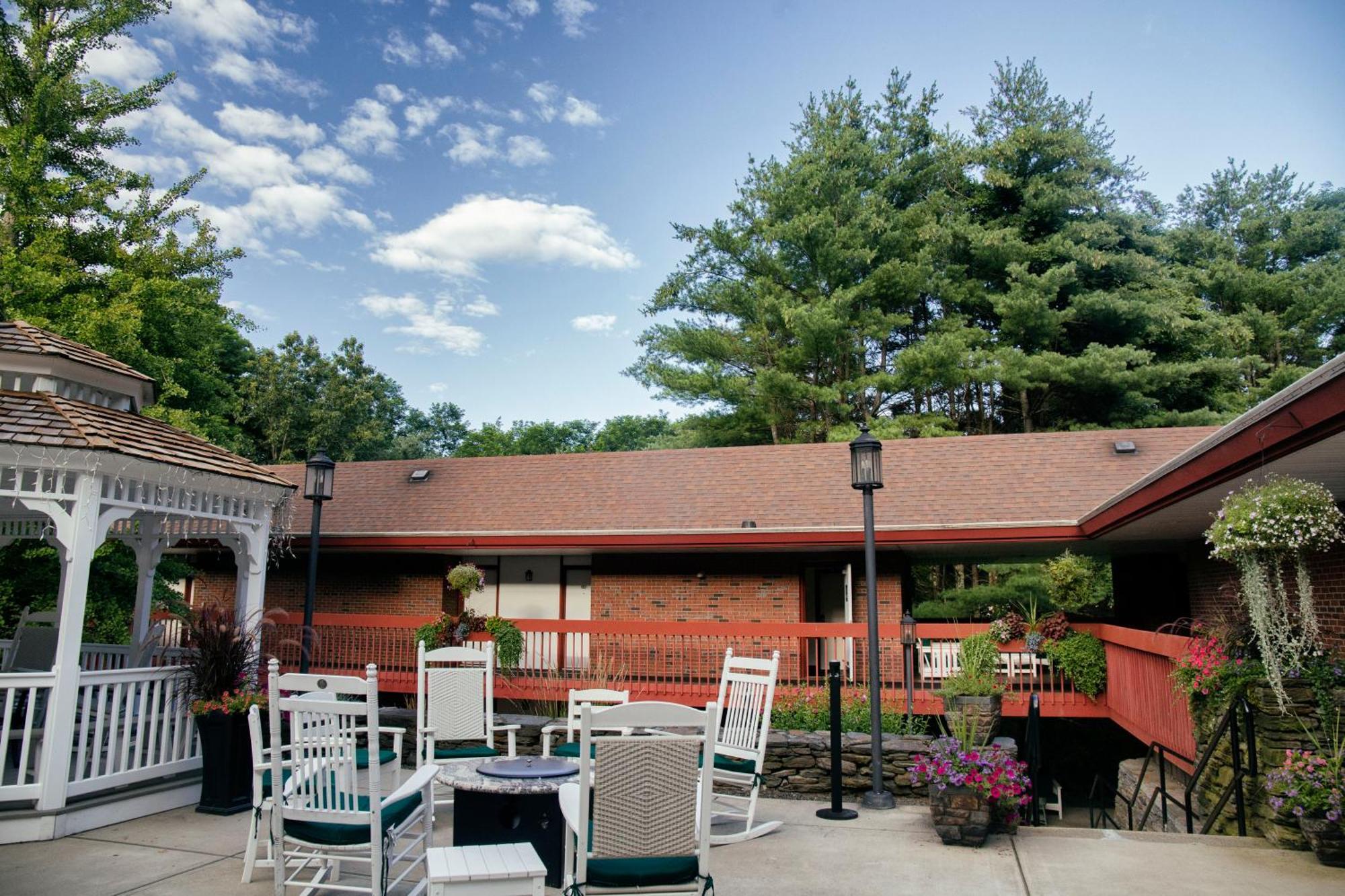 The Inn At Crumpin-Fox Bernardston Exterior photo