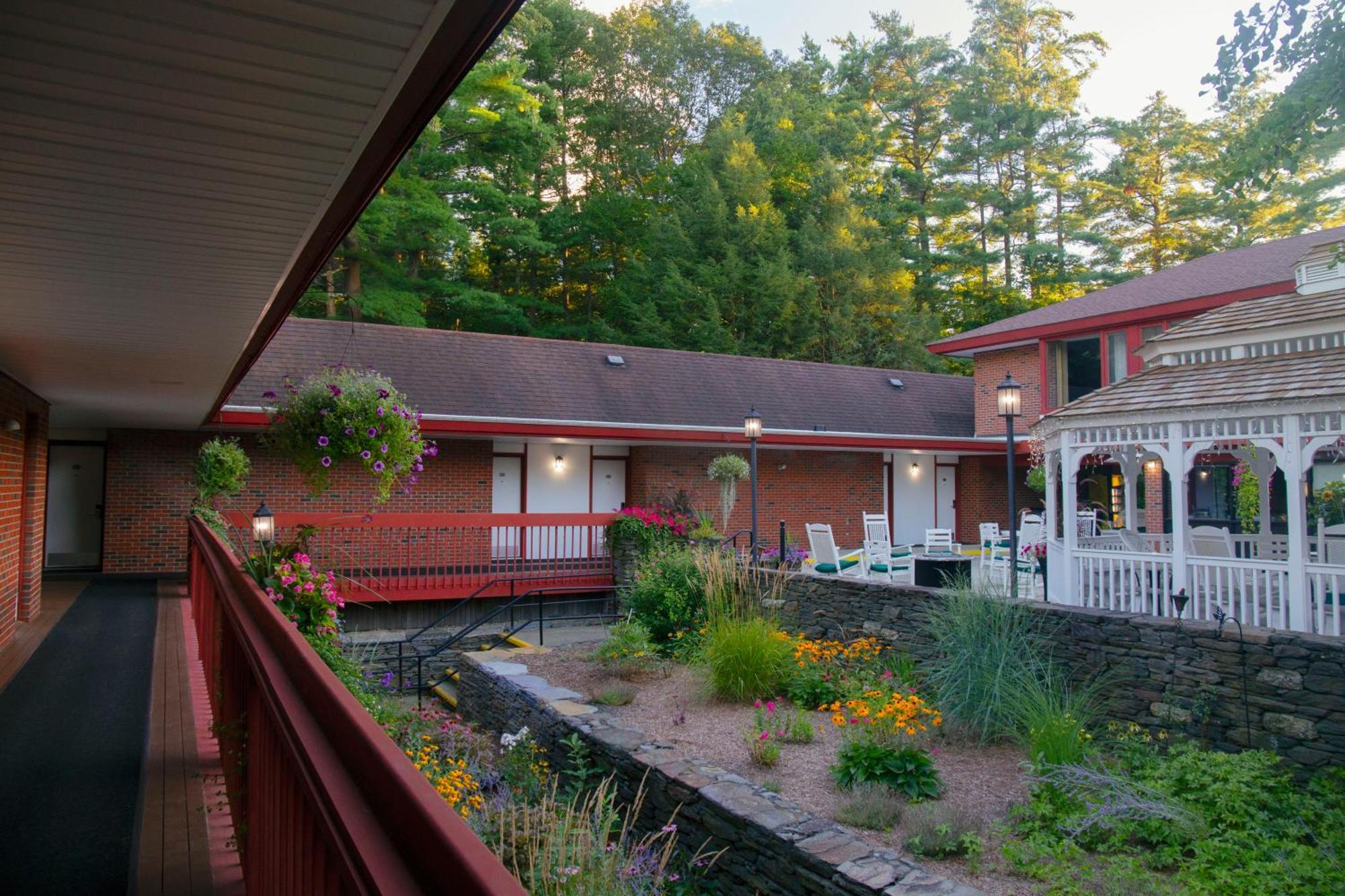 The Inn At Crumpin-Fox Bernardston Exterior photo